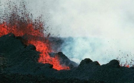 Hawaii's Mauna Loa, the world's largest active volcano, erupts