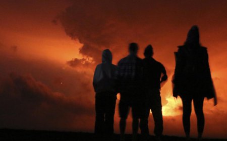 Two volcanoes erupt simultaneously in Hawaii for first time in decades