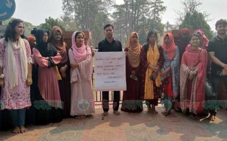 শিক্ষার্থীদের ওপর হামলার প্রতিবাদে রাবি শিক্ষকের নগ্নপায়ে অবস্থান