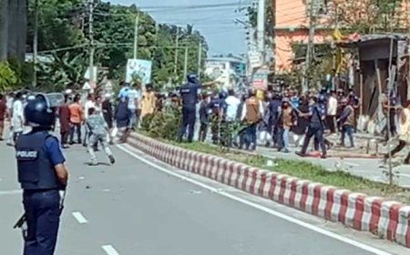 নাটোরে আ.লীগ-বিএনপি সংঘর্ষে ইট-পাটকেল নিক্ষেপ, গুলিবর্ষন ও ভাংচুর : উভয়পক্ষে আহত ৩০