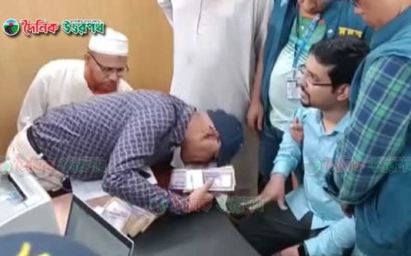 রাজশাহীতে ঘুষের টাকাসহ উপ কর-কমিশনারকে আটক করলো দুদক