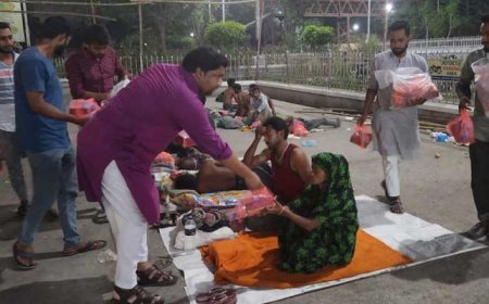 গভীর রাতে সেহরি নিয়ে ছিন্নমূল মানুষের পাশে রকি ঘোষ