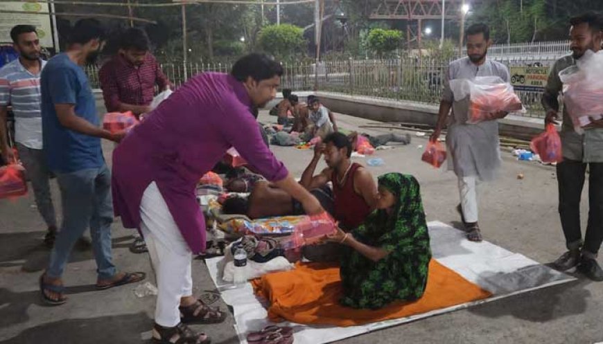 গভীর রাতে সেহরি নিয়ে ছিন্নমূল মানুষের পাশে রকি ঘোষ