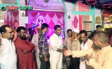 মহানবমীতে সম্প্রীতির বার্তা নিয়ে মণ্ডপে মণ্ডপে মালেক শেখ