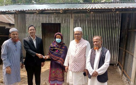 নন্দীগ্রামে অসহায় এলিনাকে ঘর উপহার দিলেন মেয়র