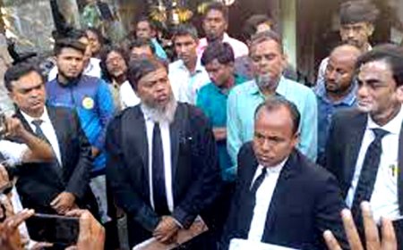 বিচারকের দুর্নীতির তদন্ত দাবি, আইনজীবীদের প্রতিবাদ