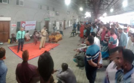 মহান মে দিবসে ইঙ্গিত থিয়েটারের পথনাটক অনুষ্ঠিত