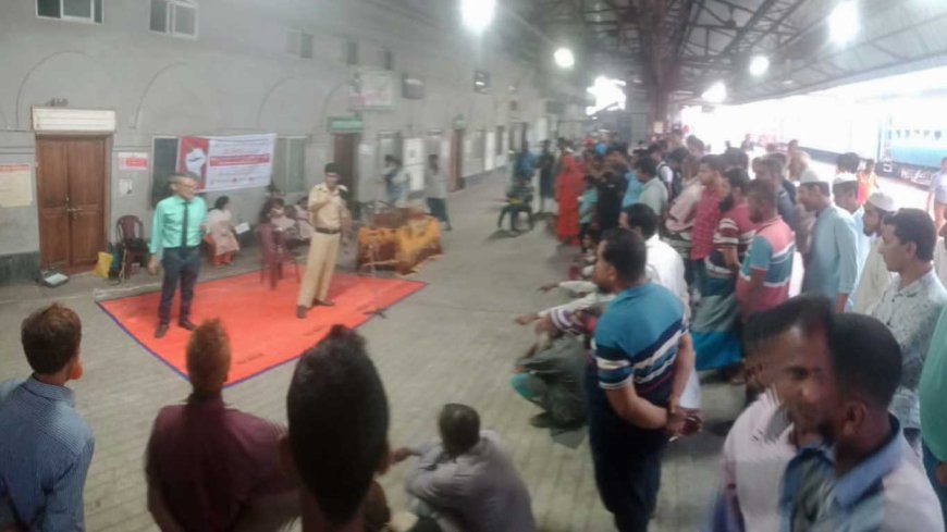 মহান মে দিবসে ইঙ্গিত থিয়েটারের পথনাটক অনুষ্ঠিত